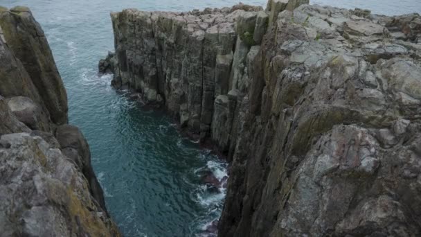 Tojinbo Cliffs Στο Fukui Ιαπωνία Steep Αρθρώδεις Αρθρώσεις Στέκεται Στον — Αρχείο Βίντεο