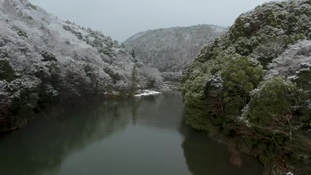 Śnieg Nad Rzeką Katsura Arashiyama Japonia Powoli Lecący Przodu Strzał — Wideo stockowe