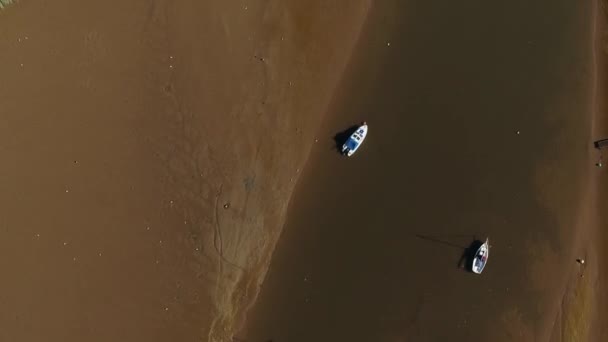 Cima Para Baixo Barcos Ancorados Uma Maré Baixa Estuário Arenoso — Vídeo de Stock