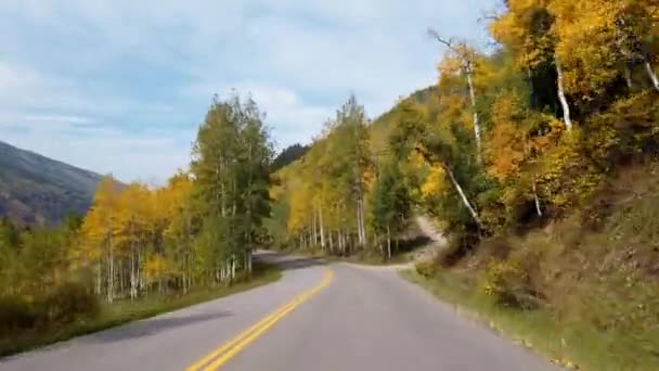 Pov Görüntüleri Sonbahar Sezonunda Colorado Nun Rocky Dağlarında Araba Sürüşünü — Stok video