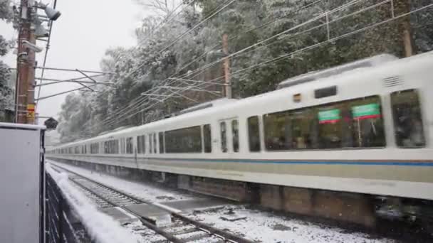 Tåg Snön Passerar Järnvägskorsning Vid Arashiyama Kyoto Japan — Stockvideo