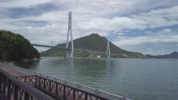 Omishima Tatara Bridge Lungo Shimanami Kaido Road Pan Shot — Video Stock