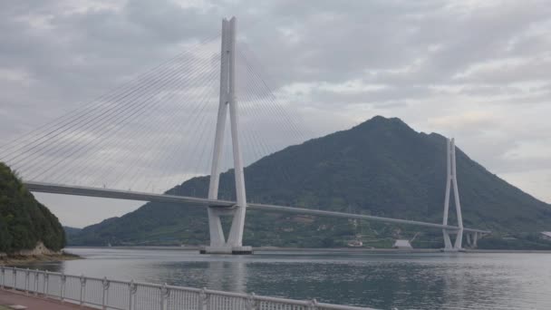 Μεγάλη Γέφυρα Tatara Στο Παρασκήνιο Από Omishima Ήρεμη Εσωτερική Θάλασσα — Αρχείο Βίντεο