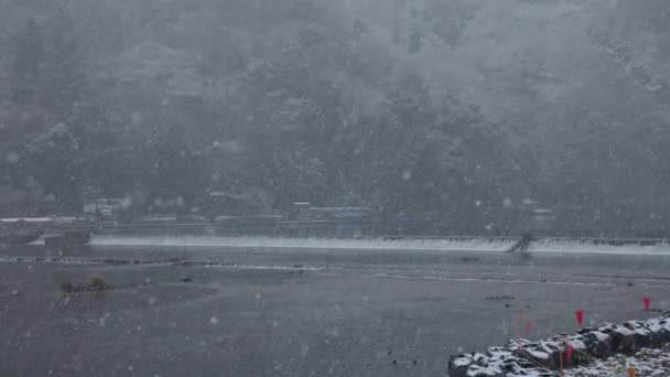 Neve Pesada Caindo Sobre Rio Katsura Kyoto Japão — Vídeo de Stock