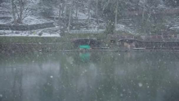 Slow Motion Snow Caindo Sobre Rio Katsura Arashiyama Durante Inverno — Vídeo de Stock