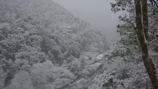 Silny Śnieg Nad Japońską Doliną Dachami Arashiyama Kioto — Wideo stockowe