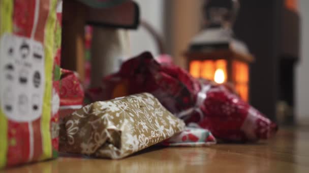 Ruční Vyzvednutí Vánoční Dárek Pod Stromem Lucerna Pozadí Detailní Boční — Stock video