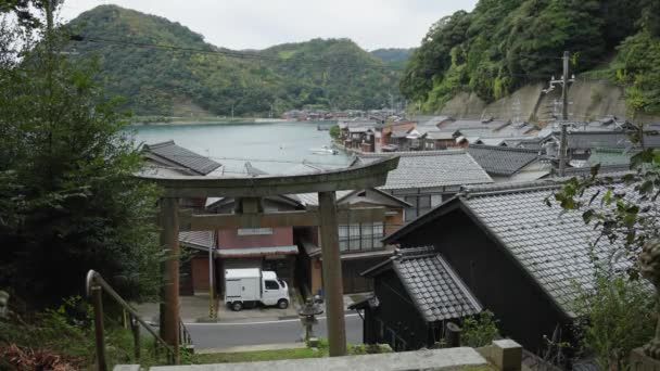 京都の小さな漁村 伊根町 鳥居が通りにつながる — ストック動画