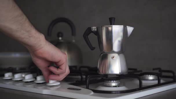 Moka Kaffeekanne Auf Gasherd Hand Einschalten Nahaufnahme Seitenansicht Blauer Flammen — Stockvideo