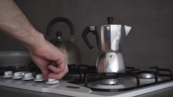 Moka Cafetera Cocina Gas Enciéndela Mano Vista Lateral Cerca Las — Vídeos de Stock