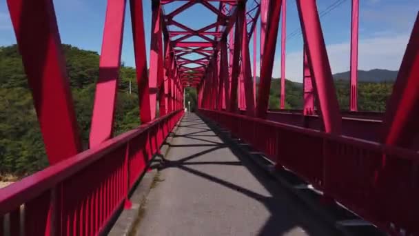 Radeln Über Eine Rote Stahlbrücke Auf Dem Shimanami Kaido Hiroshima — Stockvideo