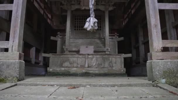 Japon Kırsalında Çürüyen Tapınak Çan Tapınak Üzerine Eğil — Stok video