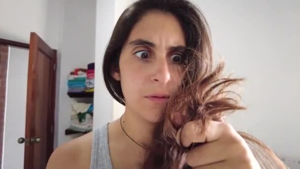 Triste Jeune Femme Touchant Les Cheveux Abîmés Inquiétant Des Cheveux — Video