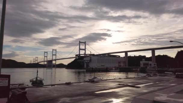 黒島海峡大橋雨の後のしまなみ海道上のパン — ストック動画