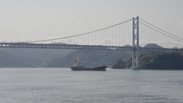 しまなみ海道沿いの広島の因島橋 スローモーション撮影 — ストック動画