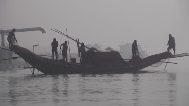 Silueta Uprostřed Záběru Rybářů Připravujících Sítě Pro Rybolov Řece — Stock video