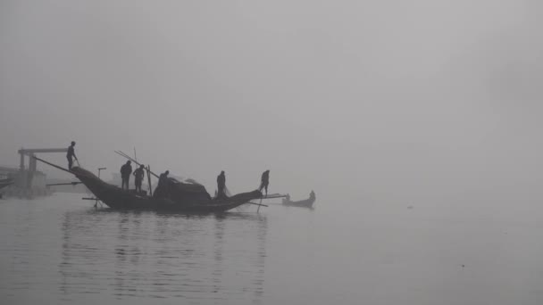 Tiro Largo Pescadores Puxando Redes Rio Barco Saindo Nevoeiro — Vídeo de Stock