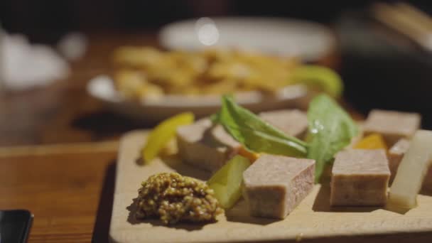 Fleisch Und Garnelen Vorspeisen Rack Fokus Enthüllung Von Fine Dinning — Stockvideo
