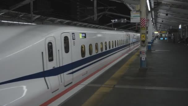 N700 Shinkansen Bullet Train Chega Plataforma Noite Japão — Vídeo de Stock