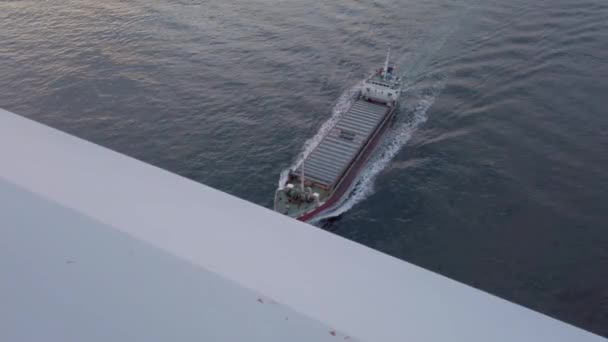 四国の来島海峡大橋の下を行く貨物コンテナ船 — ストック動画