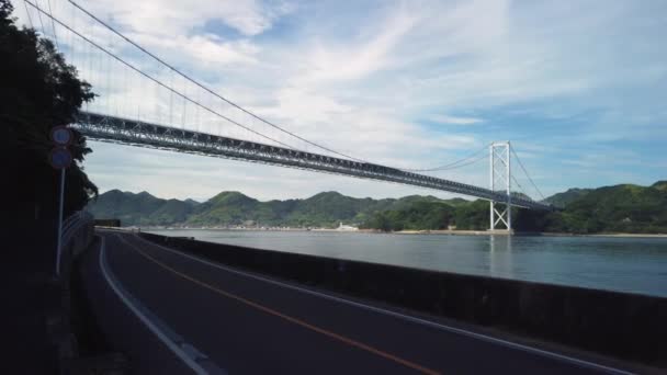 日本の島々に架かる吊り橋 瀬戸内国際芸術祭 パンショット — ストック動画