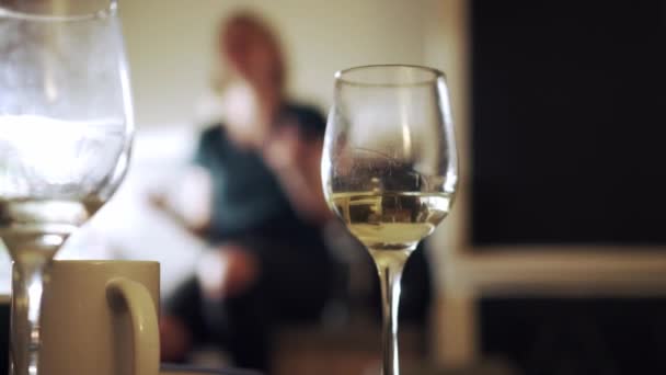 Bicchiere Vino Bianco Ragazza Godendo Festa Casa Sullo Sfondo — Video Stock