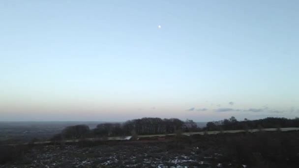Een Drone Schot Vloog Bevroren Velden Naar Een Volle Maan — Stockvideo