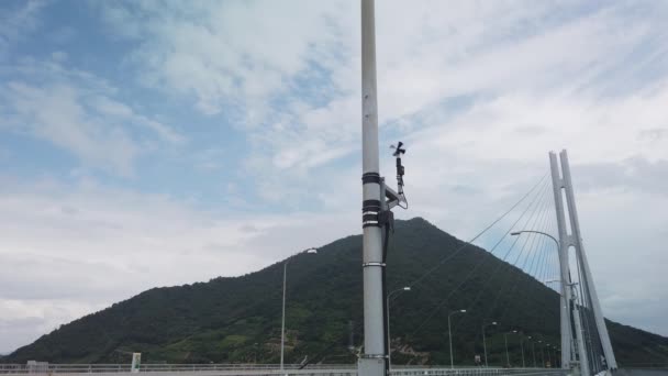 Mała Stacja Meteorologiczna Moście Hiroszimie Japonia Wiatr Wieje — Wideo stockowe