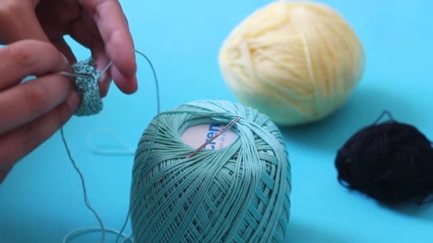 女人的手揉搓着蓝色的羊毛线 Amigurumi技术 — 图库视频影像