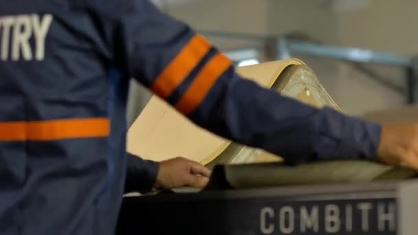 Primer Plano Del Trabajador Línea Producción Que Ensambla Silla Madera — Vídeos de Stock