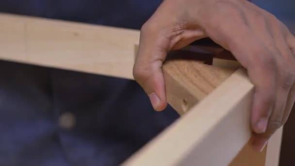 木製の椅子 接着剤を作る家具メーカーの閉鎖一緒に木を保持 — ストック動画