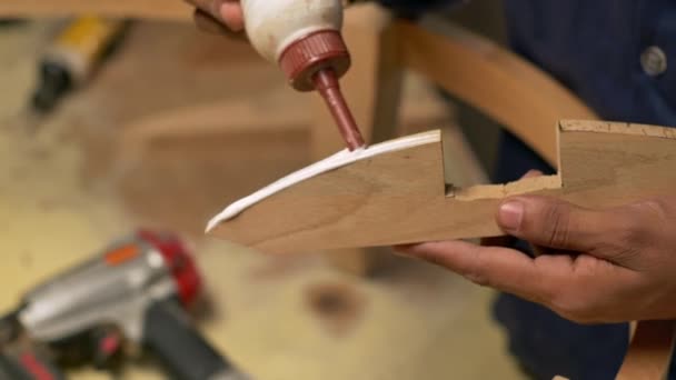 Close Van Lijm Spijkers Gebruikt Een Houten Stoel Frame Meubels — Stockvideo