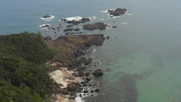 飞越鹿儿岛县横岛日本的落基海岸线 — 图库视频影像