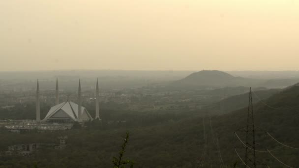 パキスタンのイスラマバードのファイサルモスクと周辺の風景のショット — ストック動画