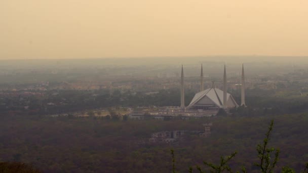 パキスタンの観光地 ファイサル モスクとイスラマバード スカイラインの撮影 — ストック動画