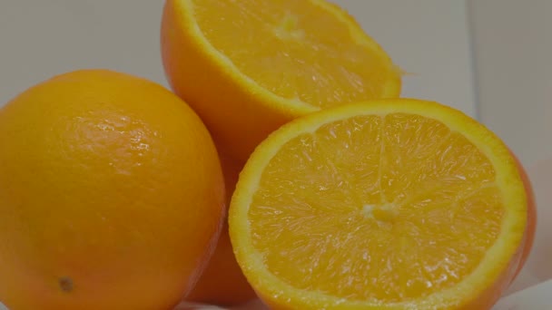Кучка Свежих Апельсинов Готовых Выжать — стоковое видео