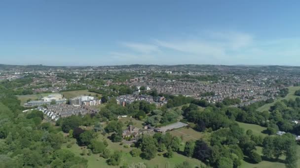 イギリスの日当たりの良いエクセター市の空中 広大な都心緑の空間 — ストック動画