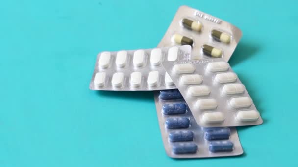 Primer Plano Pila Pastillas Blisters Sobre Fondo Azul — Vídeos de Stock