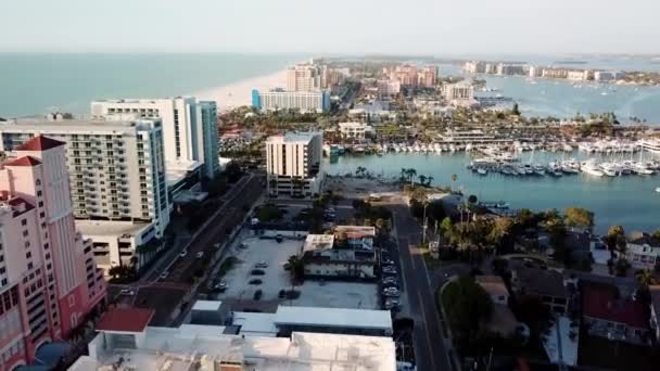 佛罗里达清水 佛罗里达清水海滩的空中倾斜 — 图库视频影像