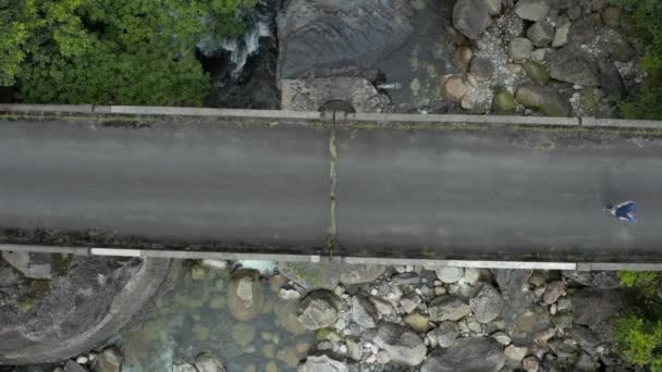 Man Loopt Brug Yakushima Island Japan Top Aerial View — Stockvideo