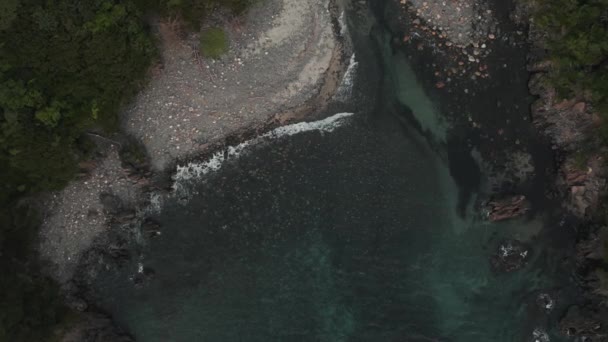 在遥远的日本横岛上的岩石湾上空飞行 — 图库视频影像