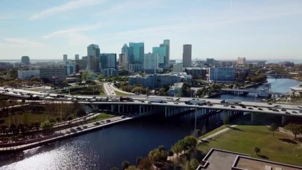 Tampa Florida Skyline Busy Roadway Foreground Aerial — стокове відео