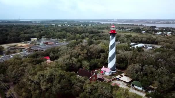 佛罗里达州圣奥古斯丁市圣奥古斯丁灯塔的空中推进 — 图库视频影像