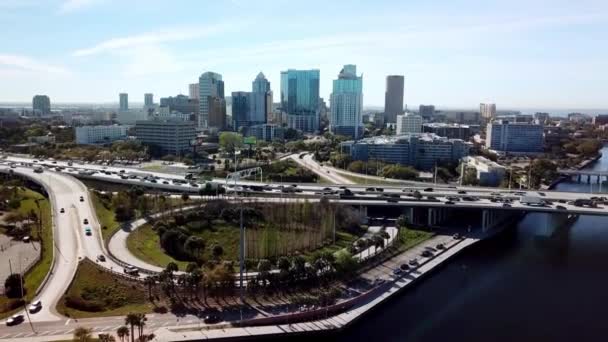 前景に川と交通と空中タンパフロリダ — ストック動画