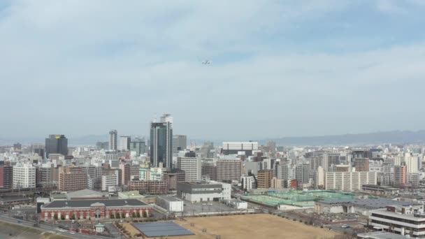 Avión Volando Sobre Osaka Japón Hacia Aeropuerto Amplio Establecimiento Disparo — Vídeo de stock