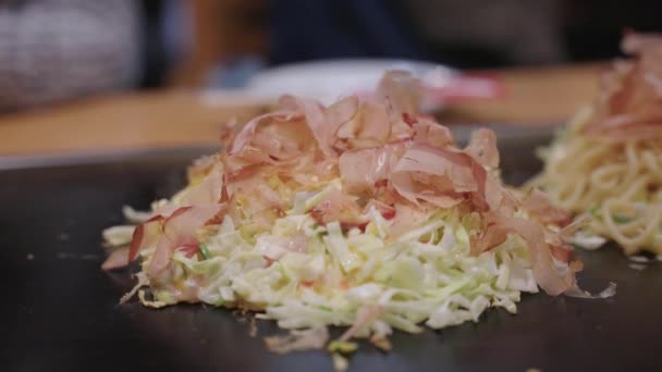 Katsuobushi Vis Vlokken Bewegen Van Warmte Yakisoba Grill Close Schot — Stockvideo