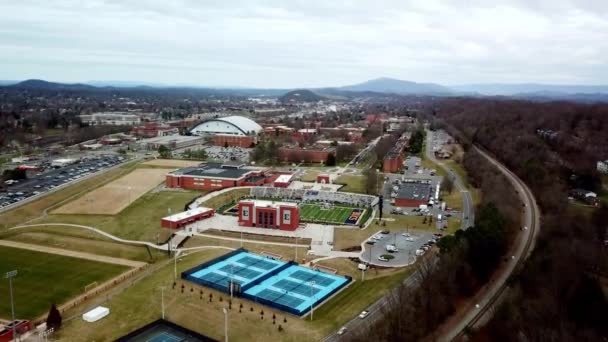 Zoom Aéreo Estadio Fútbol Universidad Estatal East Jalá Campus Etsu — Vídeo de stock