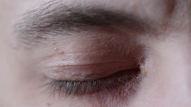Bir Adamın Gözünün Açıldığı Kapandığı Etrafa Bakındığı Lık Görüntüleri Kapat — Stok video