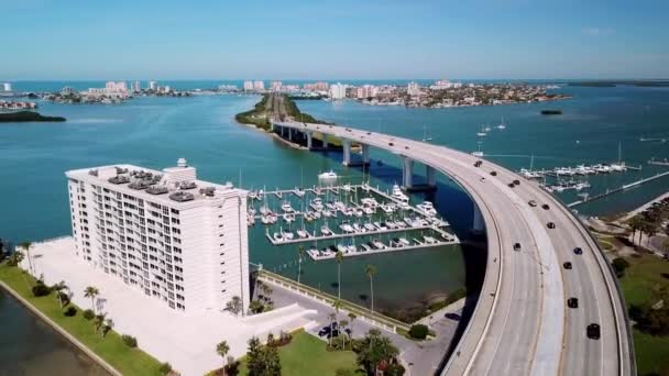 Мост Впадающий Клируотер Флорида Бич Центра Города Aerial — стоковое видео
