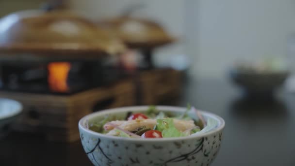 Japanse Gezonde Zeevruchten Salade Met Nabe Potten Wazig Achtergrond — Stockvideo